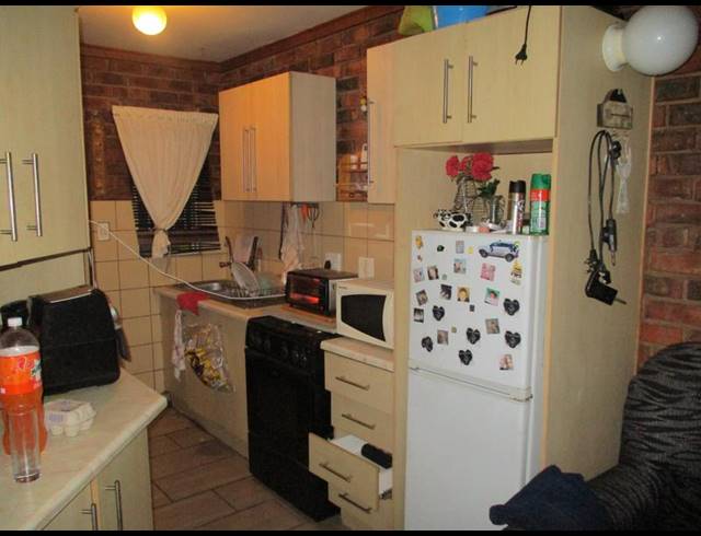 2 BEDROOM TOWNHOUSE FOR SALE IN UITSIG